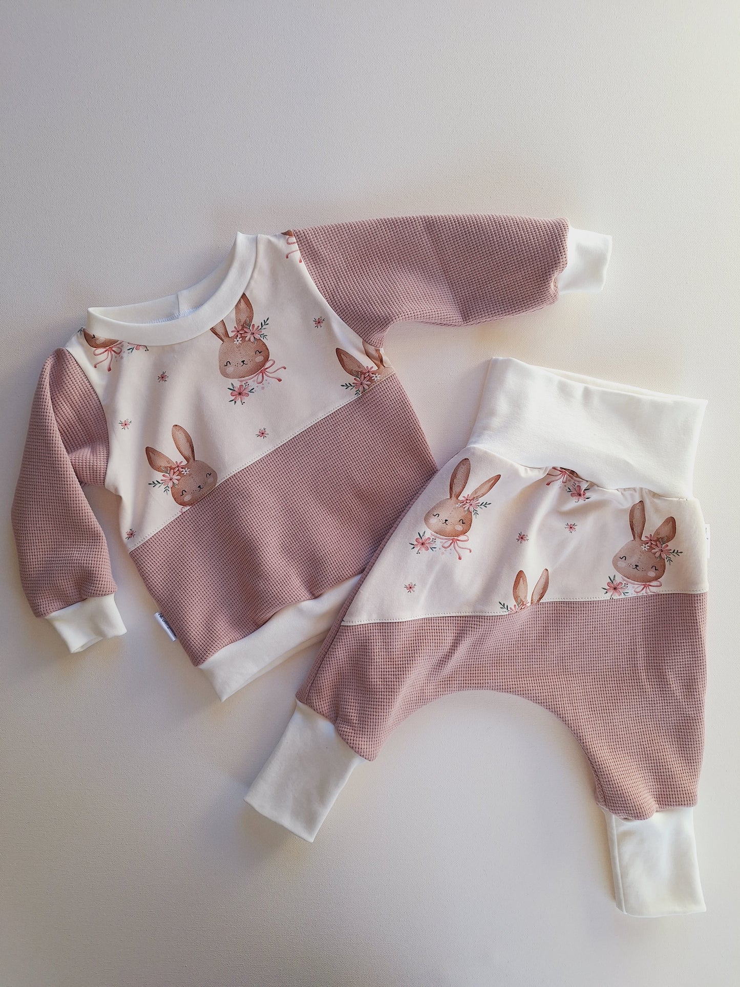 SET Sweater und Mitwachshose "Hasenmädchen" (Größe 80)