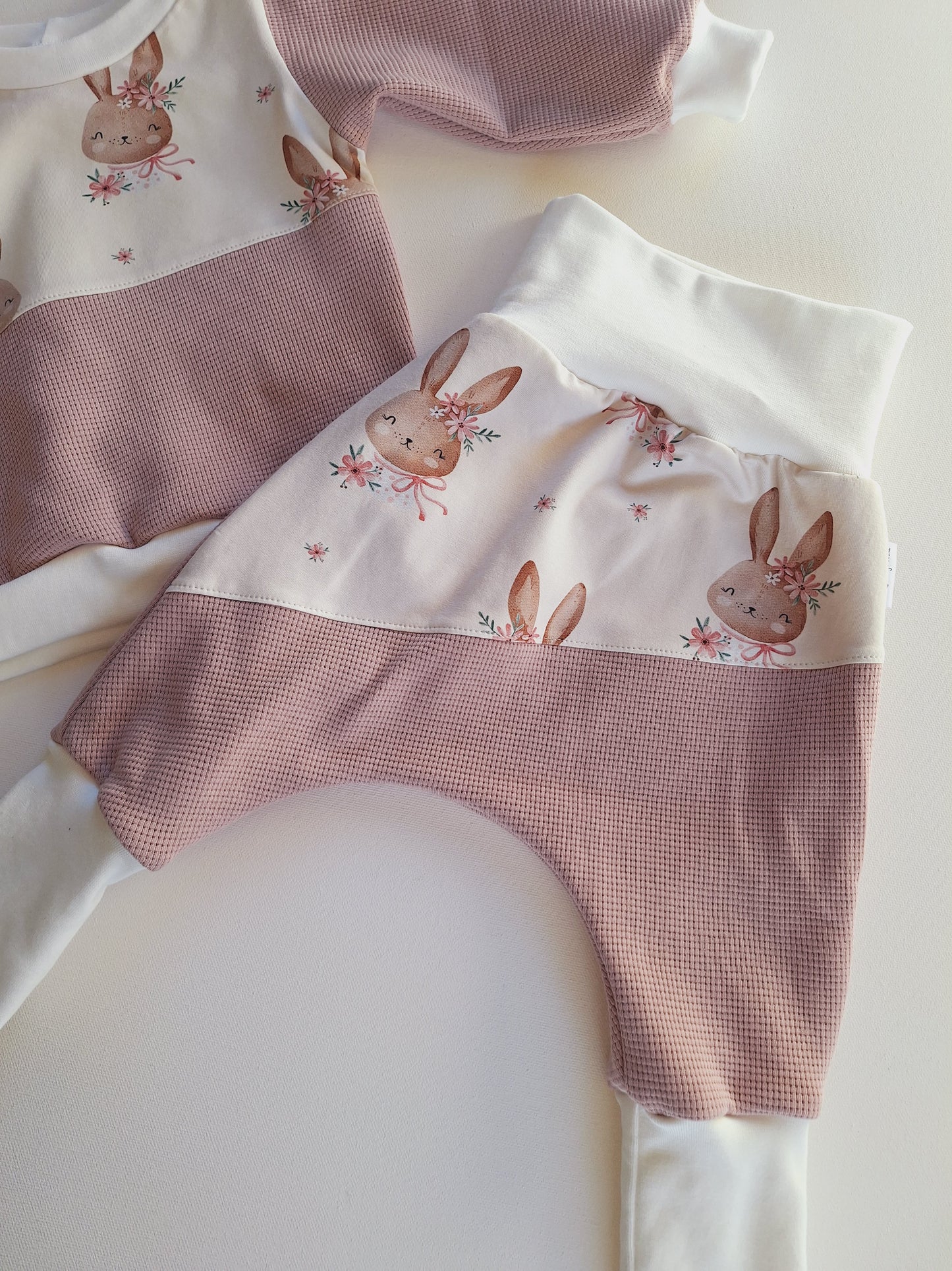 SET Sweater und Mitwachshose "Hasenmädchen" (Größe 80)
