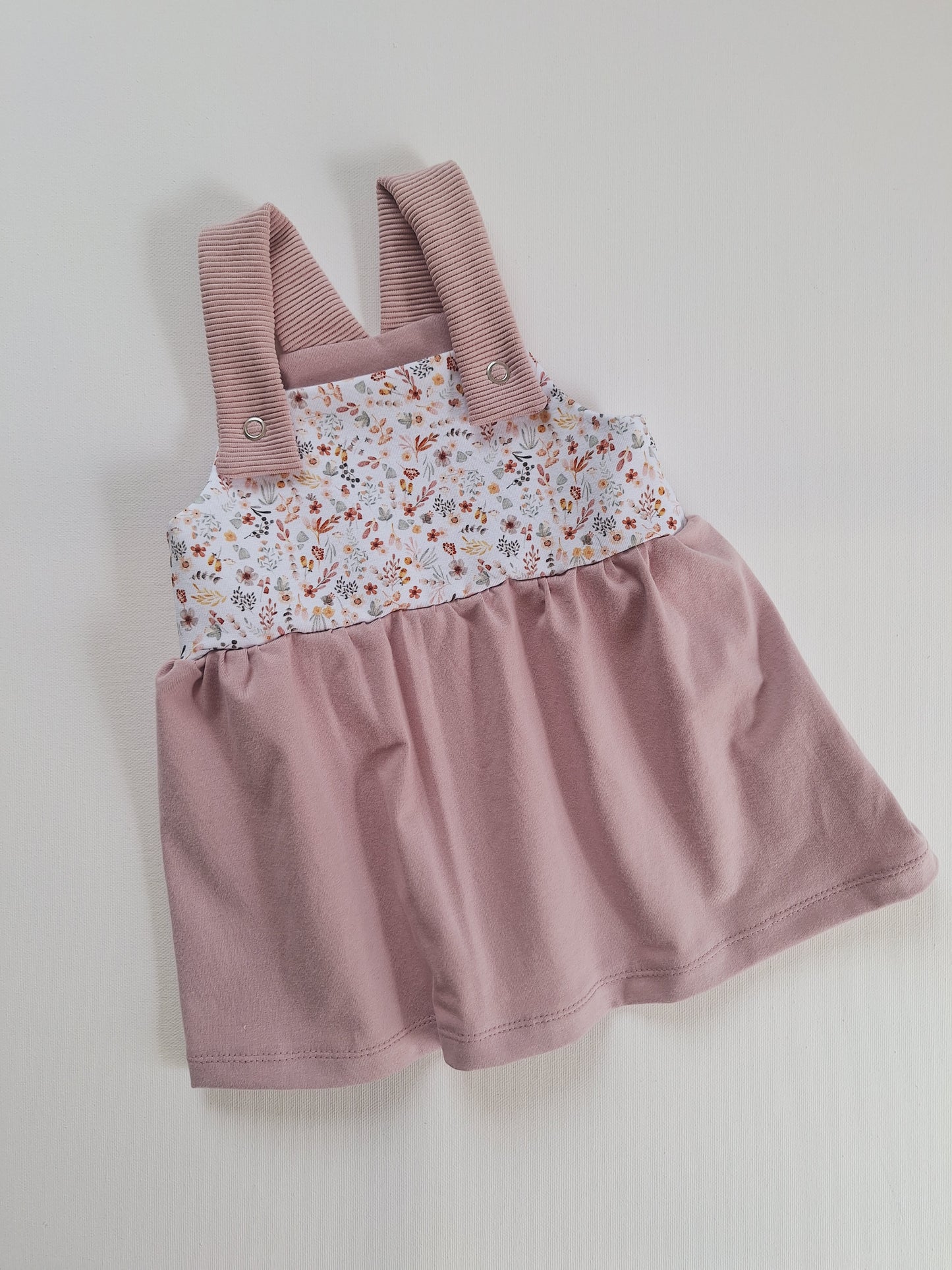 Latzkleid "Blütenmeer" - Größe 68