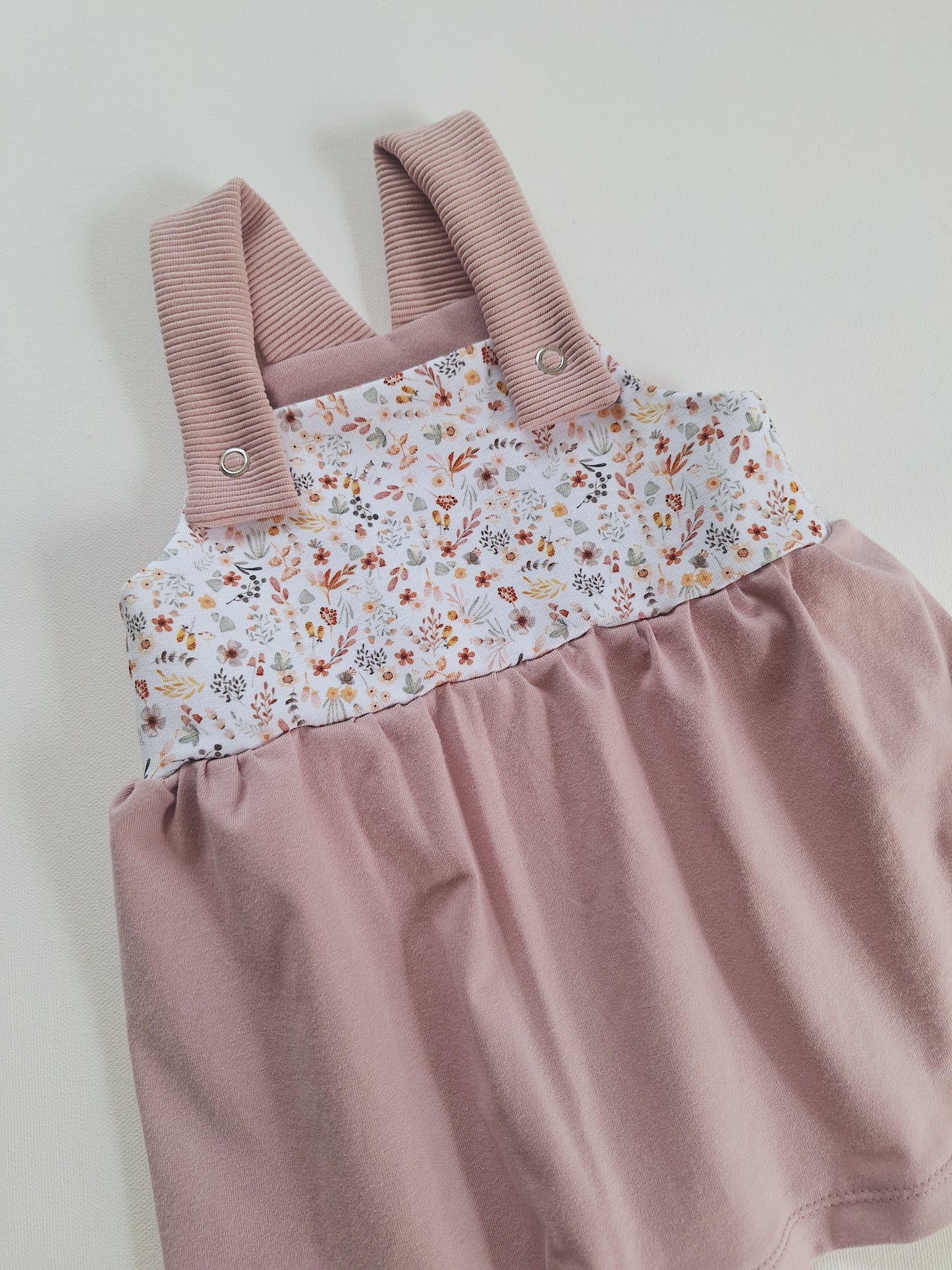 Latzkleid "Blütenmeer" - Größe 68