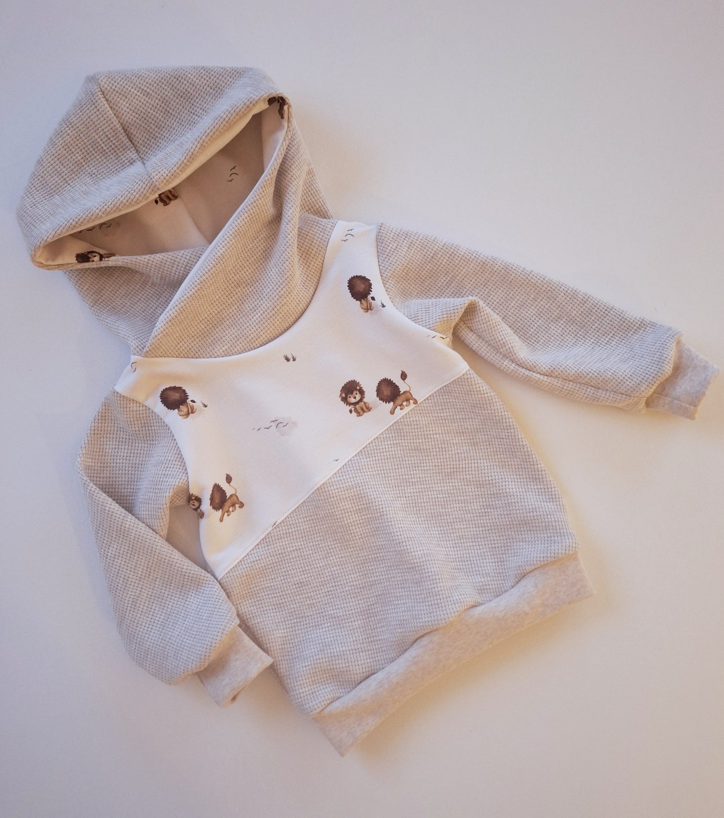Sweater creme meliert mit Kapuze (verschiedene Designs)