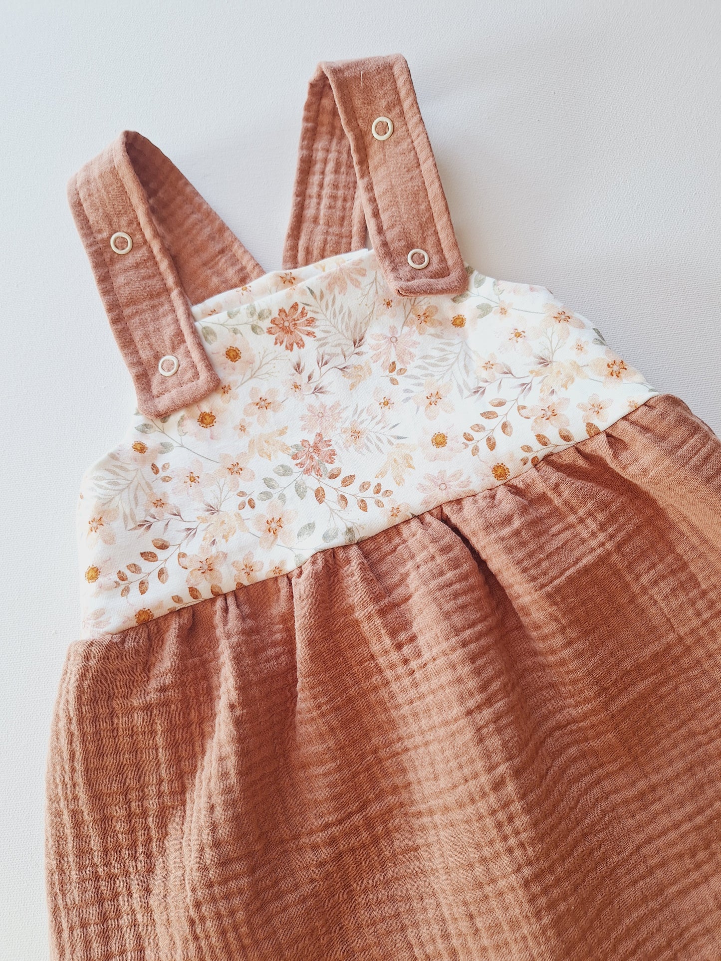 Latzkleid "Blumen", Gr. 98