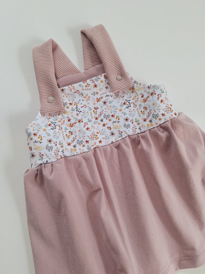 Latzkleid "Blütenmeer" - Größe 68