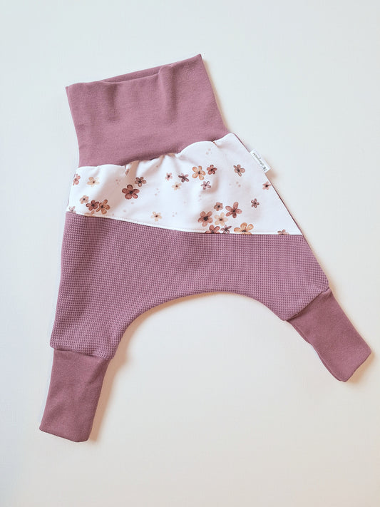 Mitwachshose "Blumen" Waffeljersey himbeer